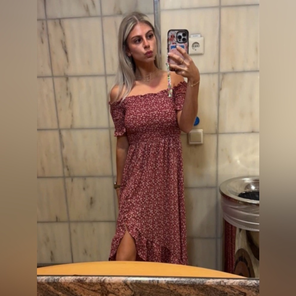 ❗️SOLD❗️Francesca's Collections | Red Floral Dress